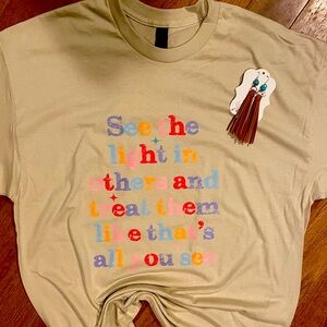 Colorful See the light in others Graphic Tee XL New